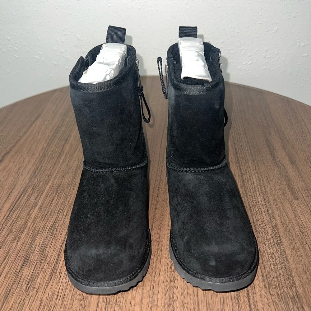 New Without‎ The Original Box Kids UGG Classic Short Black Boots Size 4